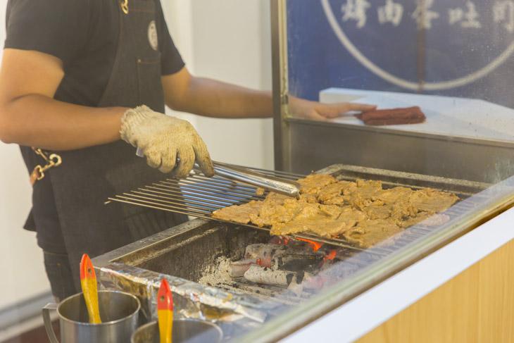 張瑋烤肉吐司烤肉烹調中